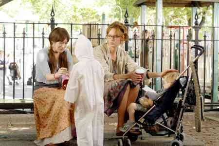 Uma Thurman wonders about the mothers of NYC