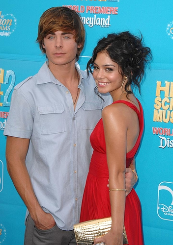 vanessa hudgens and zac efron kissing. Zac Efron is 17 Again