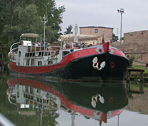 barge.jpg La Dolce Vita, live aboard barge, Venice, Italy