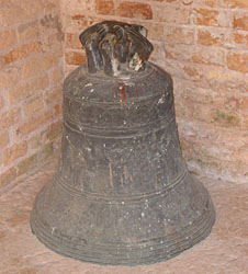 bell.jpg bell at San Francesco del Deserto Island