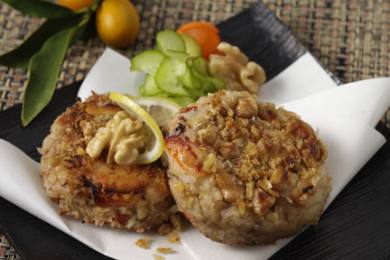 Spicy Crab Cakes with Walnut Crust