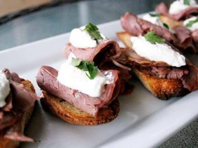 Sirloin Crostinis with Horseradish Cream