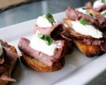 Sirloin Crostinis with Horseradish Cream