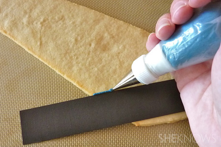 Start icing the cookie