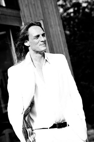 A black and white of Abri
