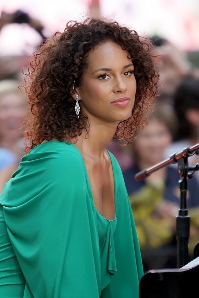 Alicia Keys' shoulder length natural curls for oval faces 