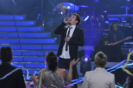 Lee Dewyze Singing at Finale 5/26/10