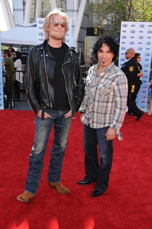 Hall &amp; Oatess on Red Carpet at Finale 5/26/10