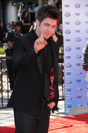 Lee Dewyze on Red Carpet at Finale 5/26/10