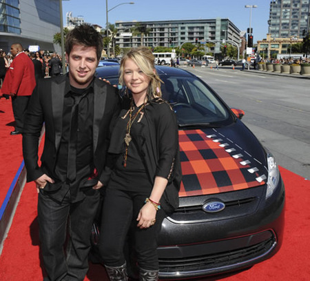 Lee Dewyze and Crystal Bowersoxs on Red Carpet at Finale 5/26/10