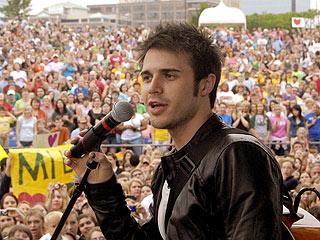 Kris Allen performing in his hometown
