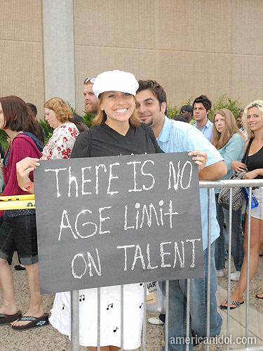 American Idol Season 9 Auditions Girl Wearing White Hat Holding Sign