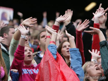 American Idol Season 9 Boston Auditions Crowd Doing Wave
