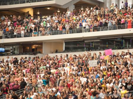 American Idol Season 9 Dallas Auditions Crowd in Stadium