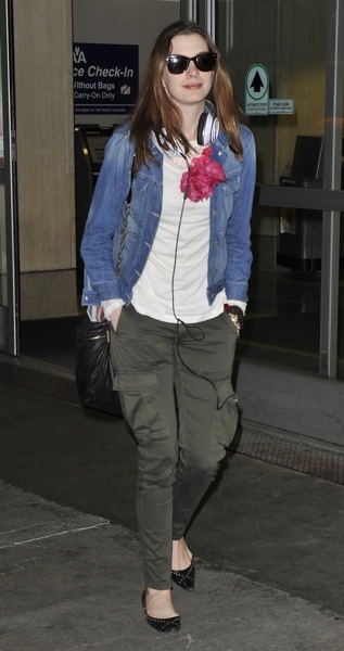 Anne Hathaway's flower accessory