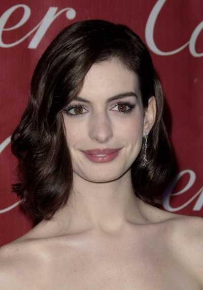 Anne Hathaway's Shoulder-Length Brunette Hairstyle