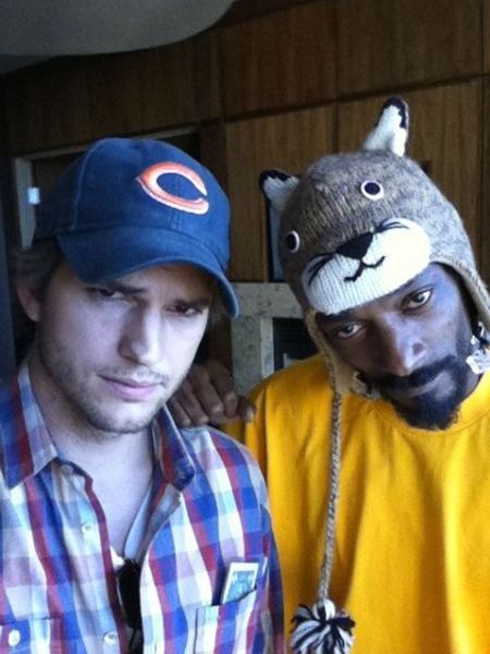 Ashton Kutcher poses with Snoop Dogg