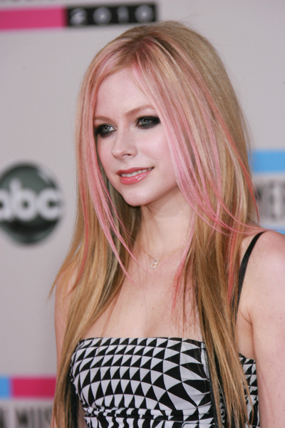 Avril Lavigne's pink highlights