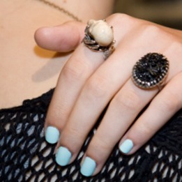Navy blue has been popular in nail color in recent years, but now the blue