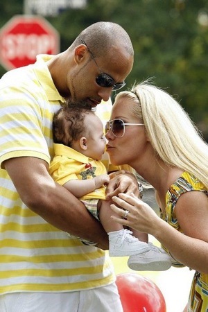 Hank Baskett in bright yellow