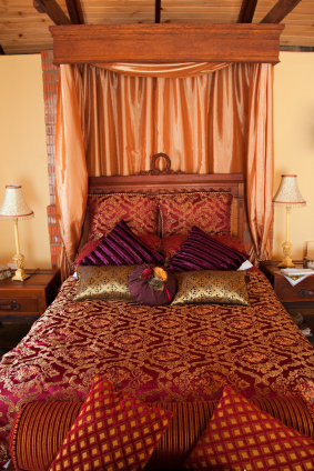 Red canopy bedroom decor