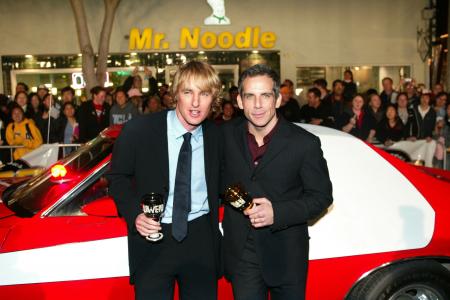 Ben Stiller and Owen Wilson stand while holding cups at a Starsky and Hutch premiere