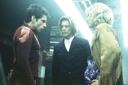 Ben Stiller and Owen Wilson stare at each other in Starsky and Hutch