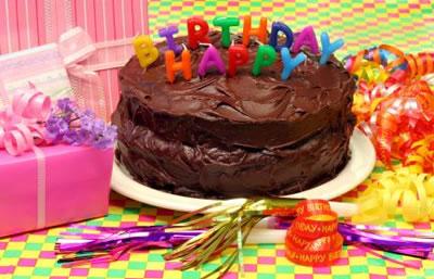 Photos Birthday Cakes on Classic Round Cake With Creamy Chocolate Icing   Birthday Cakes