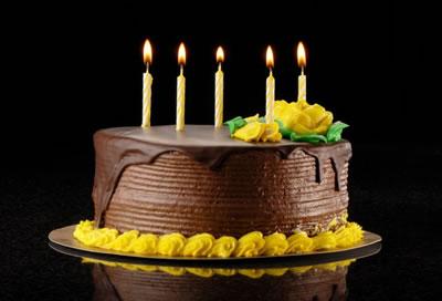 Birthday Cakes on Round Cake With Fudge Icing And Hardening Chocolate   Birthday Cakes