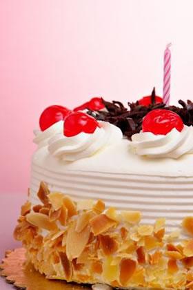 Birthday Cake  Cream Recipe on Round Cake With Whipped Cream And Almonds   Birthday Cakes