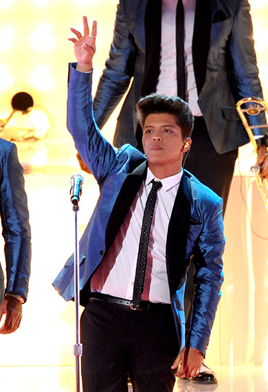 Bruno Mars Sings "Valerie"
