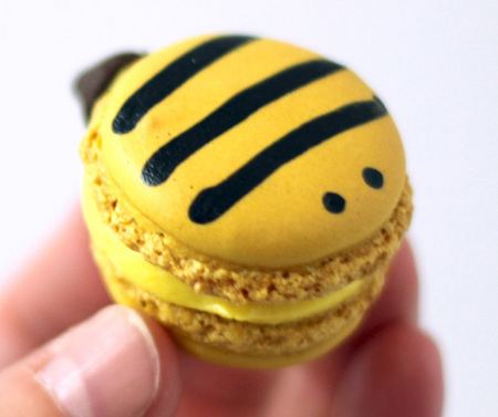 Bumblebee macarons 