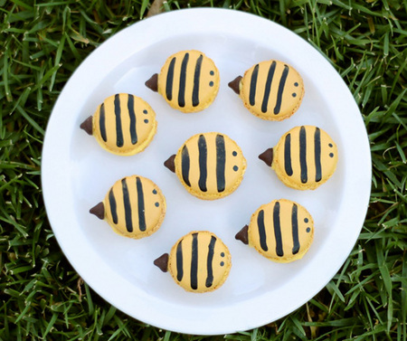 Bumblebee macarons