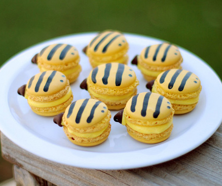Bumblebee macarons