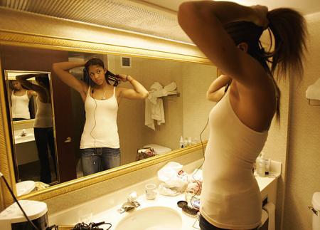 Candace Parker Looking in the Mirror