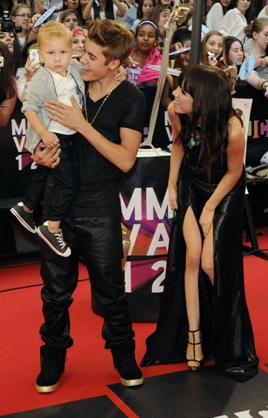 Carly Rae Jepsen poses with Justin Bieber
