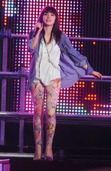 Carly Rae Jepsen performs 'Call Me Maybe'