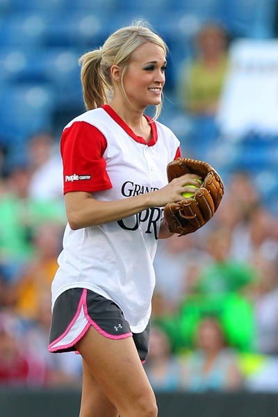 Carrie Underwood plays ball