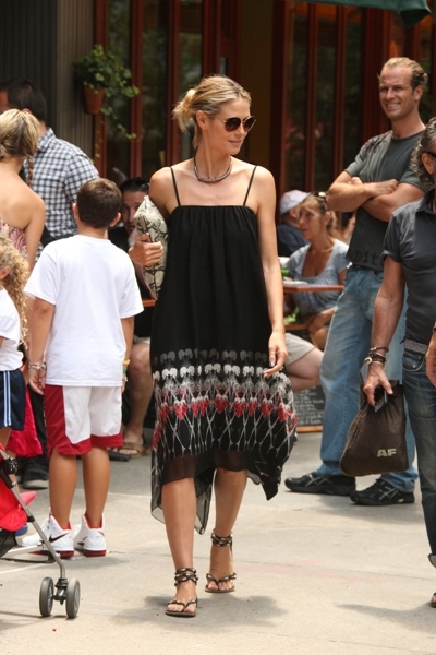 Heidi Klum channels the'60s in this flowing printed dress