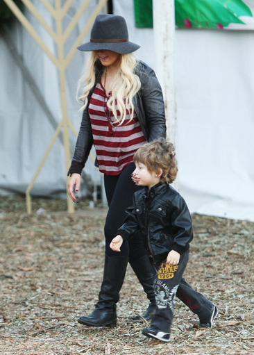 Christina Aguilera Christmas tree shopping with her son