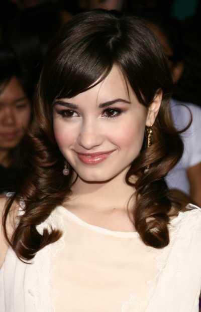 Demi Lavato’s long brunette hairstyle