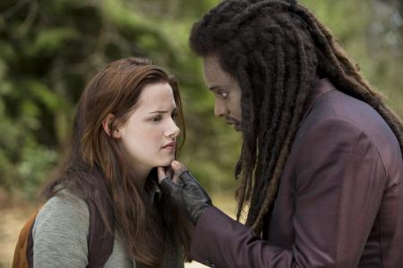 Laurent (Edi Gathegi) and Bella (Kristen Stewart)