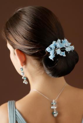 Classic Bun Updo. Easy updos. Classic Low Bun