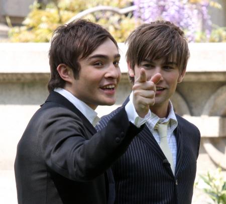 Chase Crawford smirks while Ed Westwick points in Gossip Girls