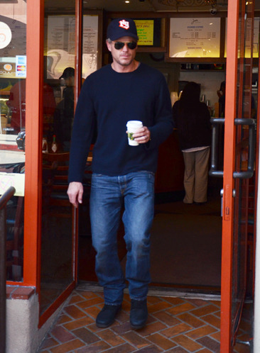Eric Dane grabs some coffee