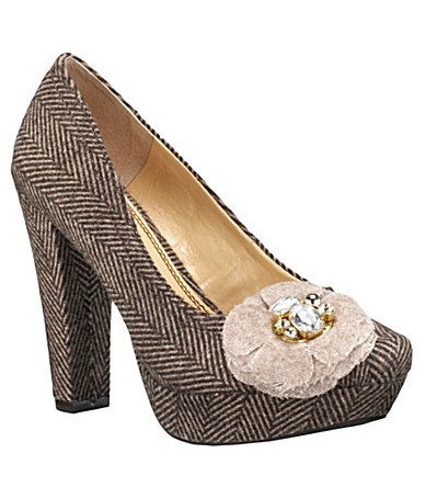 Chic Feminine Flower-Detail Pump