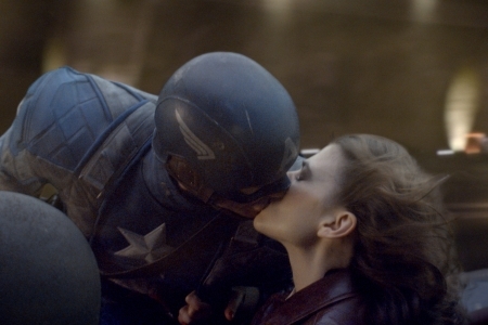 CHRIS EVANS - Pagina 2 Hayley_atwell_cap_america_kiss