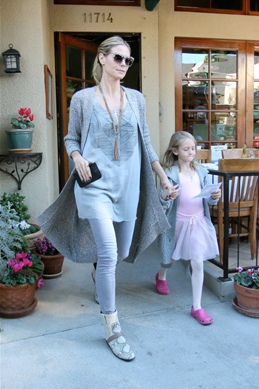 Heidi Klum and her daughter Leni leave a restaurant 
