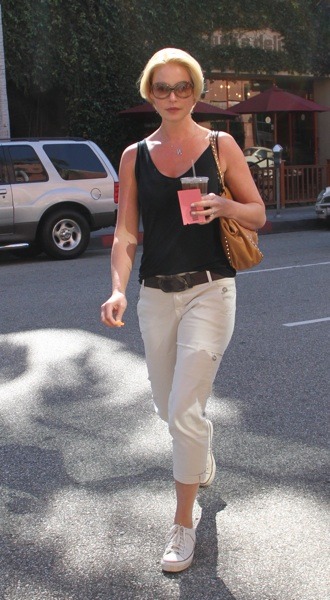Katherine Heigl in capri pants