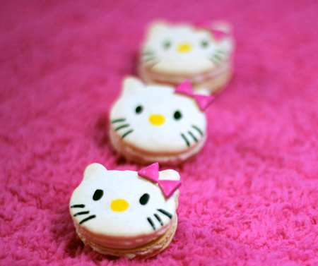 Hello Kitty macaron 